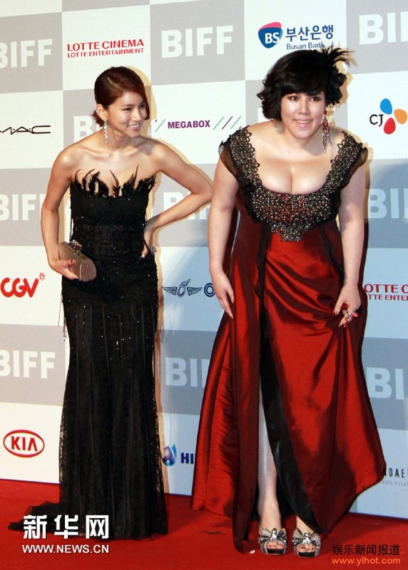 韩国演员吴仁惠（左）和李贞珠亮相红地毯  海外明星